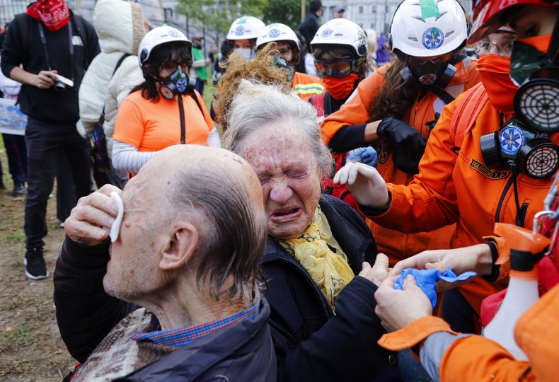 Un jubilado y una jubilada, víctimas de los gases de las fuerzas de seguridad comandadas por Patricia Bullrich, este miércoles en la plaza del Congreso.
