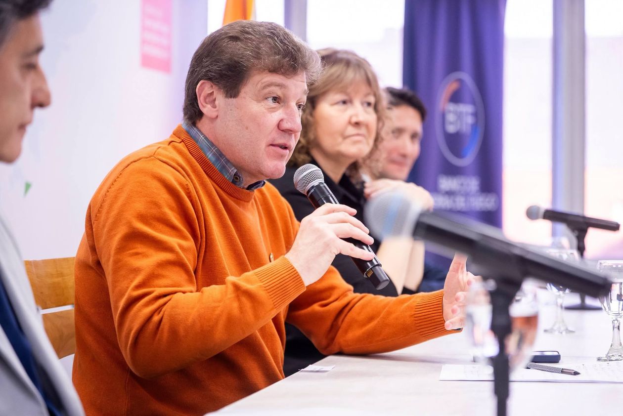Gustavo Melella propone aumentar impuestos para pagarle a los docentes.