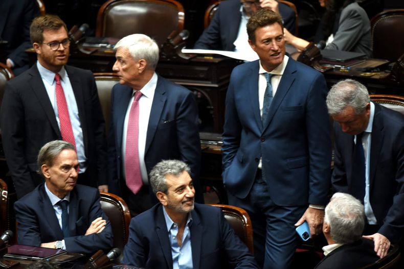 Miguel Pichetto con Álvaro González, Oscar Carreño, Nicolás Massot, Ignacio García Aresca y Emilio Monzó. Los bloques del medio que complotan contra Javier Milei.&nbsp;