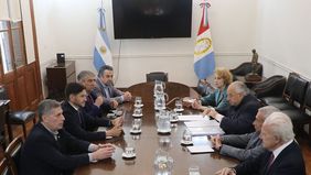 Maximiliano Pullaro y tres de sus ministros, en un áspero encuentro con la Corte Suprema de Santa Fe en septiembre de 2024.