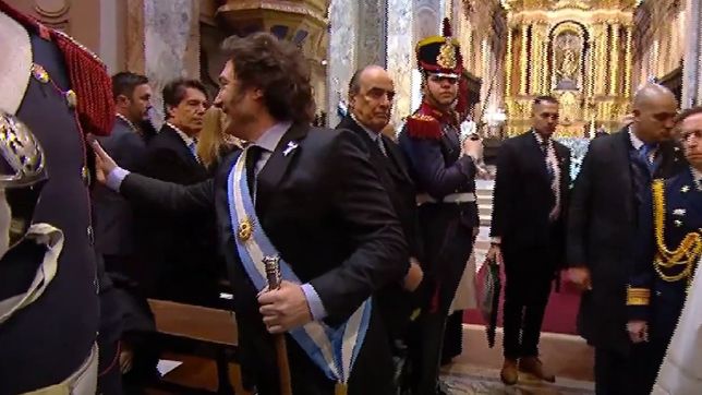 presente, pero sin saludo de milei, posse resiste en el freezer