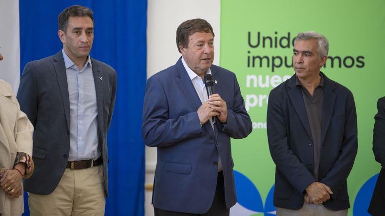 EL gobernador Alberto Weretilneck junto a Facundo López (derecha), candidato a senador por JSRN.