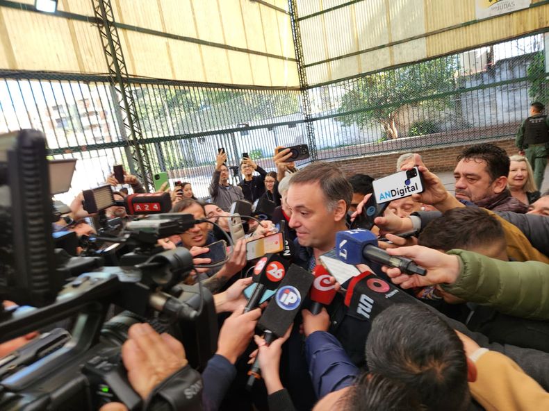 Manuel Adorni, con la prensa tras emitir su voto.