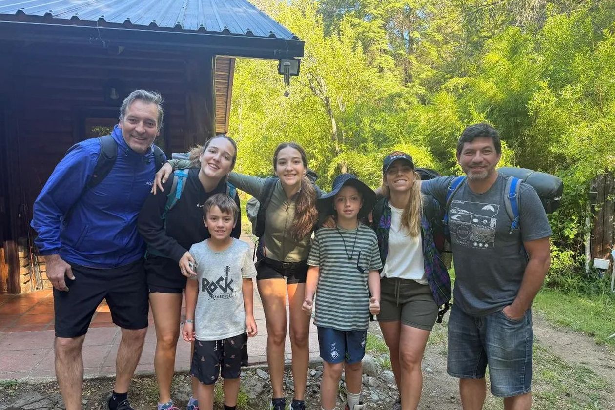 Martín Soria junto a familiares, entre ellos su hermana, Maria Emilia Soria, de paseo por El Bolsón.&nbsp;