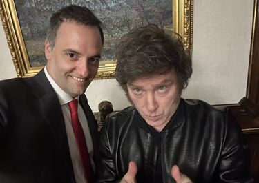 Manuel Adorni junto a Javier Milei