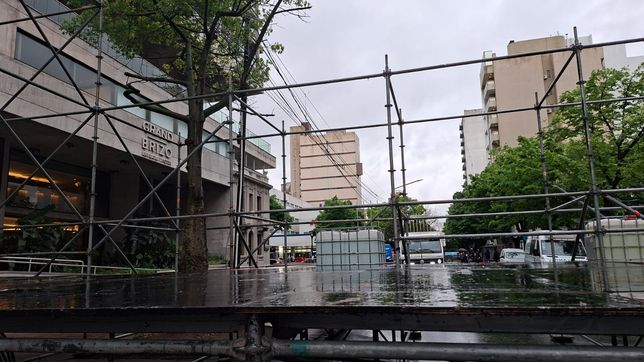 El escenario de Fuerza Patria en pleno montaje en el centro de La Plata&nbsp;