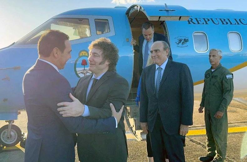 Javier Milei, junto a Gustavo Valdés, el más prolibertario de los gobernadores radicales.