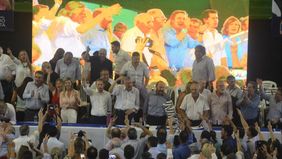 La pelota de la unidad, en los pies de Massa
