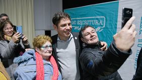 El salvavidas Kicillof, a prudente distancia del barro de la interna