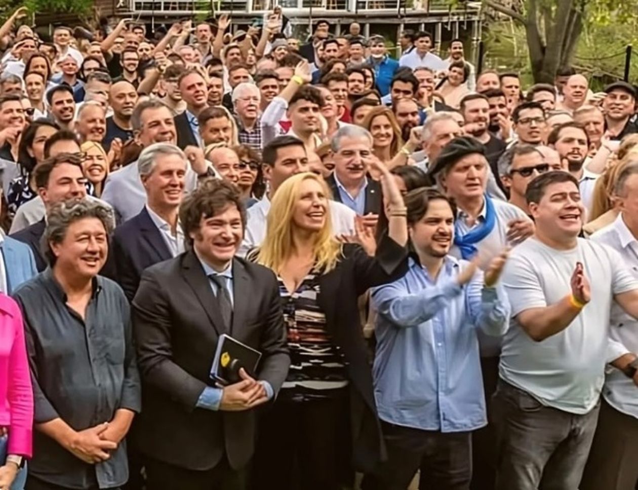 El entrerriano Sebastián Etchevehere en un acto nacional detrás de Javier y Karina Milei.