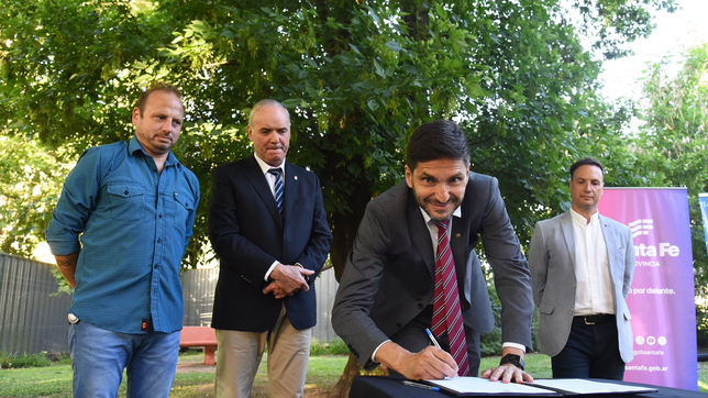 El gobernador Maximiliano Pullaro pone la mira en los pases a planta de la gestión Perotti.