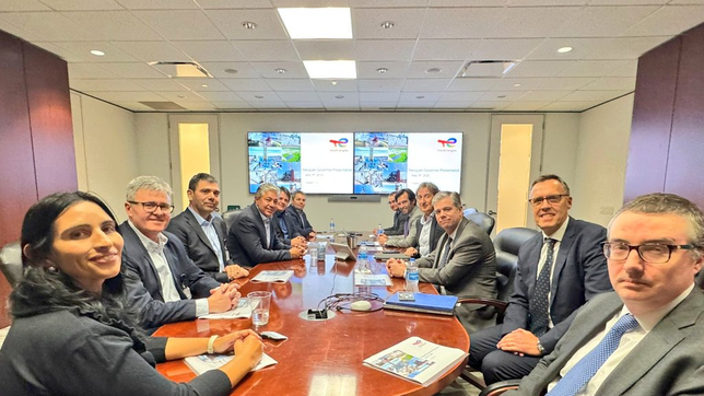 Rolando Figueroa junto a la comitiva de intendentes en la  gira por Houston, Texas, para auspiciar Vaca Muerta.