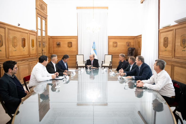 El jefe de Gabinete Guillermo Francos recibió a seis intendentes peronistas de Santa Fe en la Casa Rosada.