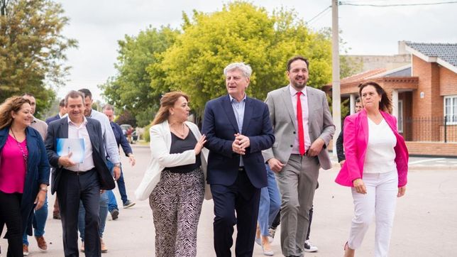 El gobernador de La Pampa, Sergio Ziliotto, junto a peronistas del grupo no alineado: la intendenta de Winifreda, Adriana García; el intendente de Santa Rosa, Luciano di Nápoli, y la jefa comunal de General Pico Fernanda Alonso. La foto es de archivo.