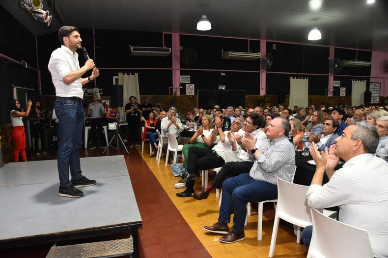 Maximiliano Pullaro da el discurso frente a quinientos radicales con el que abriría las puertas al regreso de Pablo Javkin a la UCR, quien lo observa en primera fila.