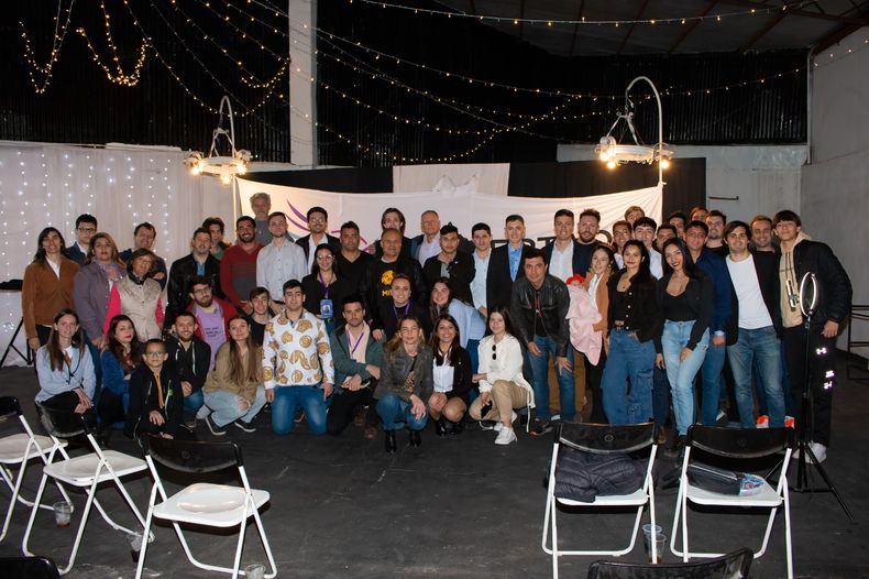 Jóvenes libertarios y libertarias junto al diputado provincial Roque Fleitas, presidente de la Junta Promotora del partido, durante el primer Congreso de Juventudes en Paraná. 