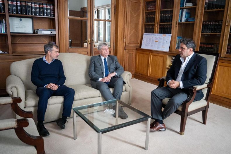 El gobernador de La Pampa, Sergio Ziliotto, flanqueado por el vicejefe de Gabinete del Interior, Lisandro Catalán y el secretario de Provincias y Municipios, Javier Milano.