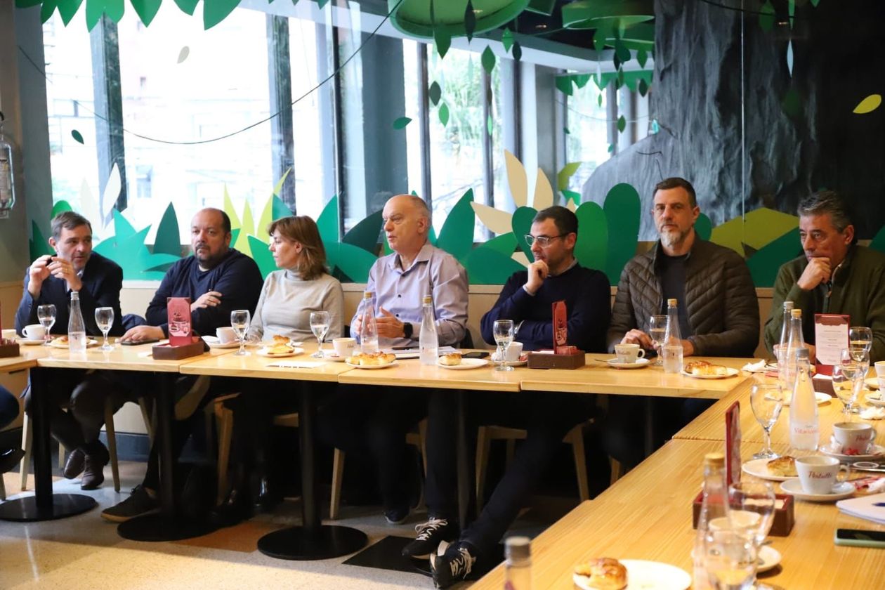 Grindetti, con precandidatos del conurbano