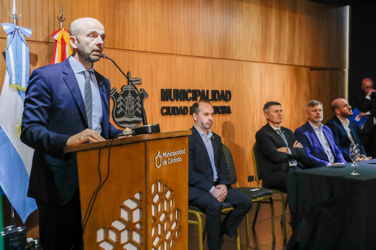 Franco Mogetta, el armador de LLA en Córdoba, en el lanzamiento de la SUBE. Atrás, Passerini y gabinete municipal.