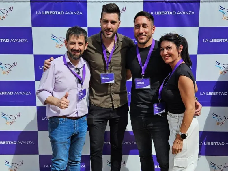 Juan Pablo Patterer, durante su breve y fallida presidencia de LLA La Pampa. Al lado, Julio Jamad (acusado por el devío de fondos partidarios a su cuenta), Nicolás Boschi (acusado por una afiliación 