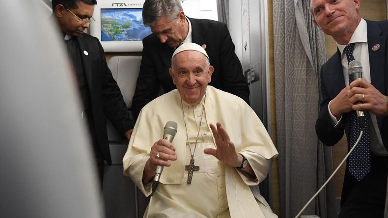El papa habla con la prensa que lo acompaña en un vuelo internacional