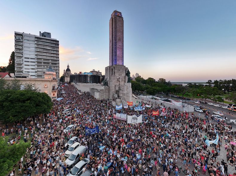 La convocatoria fue en Plaza 25 de Mayo y desde ahí la multitud bajó por Córdoba hasta el Monumento a la Bandera.