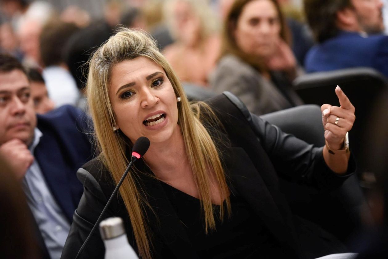 La senadora libertaria Nadia Márquez arremete contra el oficialismo neuquino.