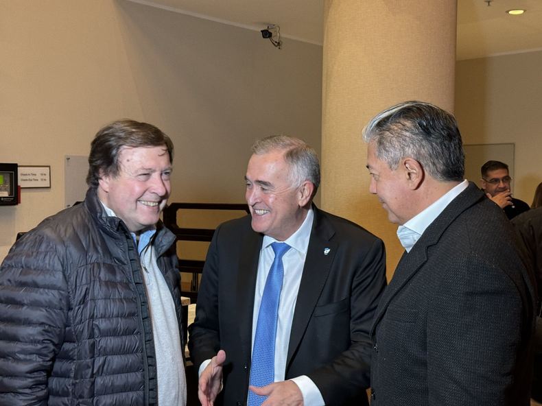 Rolando Figueroa y Alberto Weretilneck. Los patagónicos conversan y se ríen con el anfitrión Osvaldo Jaldo.