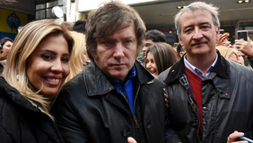 Javier Milei junto a los diputados Romina Diez, principal armadora de La Libertad Avanza en Santa Fe, y Nicolás Mayoraz, candidato a convencional constituyente.