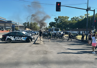 El motín policial en Santa Fe, otra secuela de la larga saga de paritarias armadas.