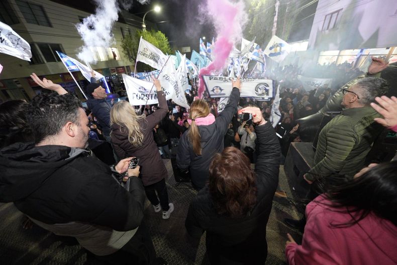 El peronismo de Santa Cruz festeja en las calles de Río Gallegos tras meter dos diputados.