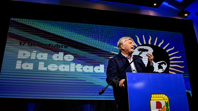 El gobernador de La Pampa, Sergio Ziliotto, haciendo el discurso del Día de la Lealtad como presidente del PJ: en el acto, las presencias más fuertes fueron sindicatos. FOTO: www.radiokermes.com