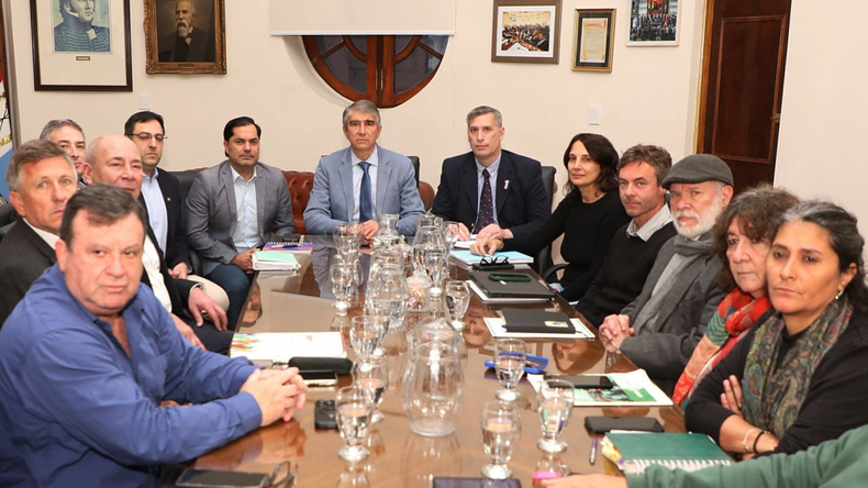 La reunión paritaria entre el gobierno de Santa Fe, ATE y UPCN.