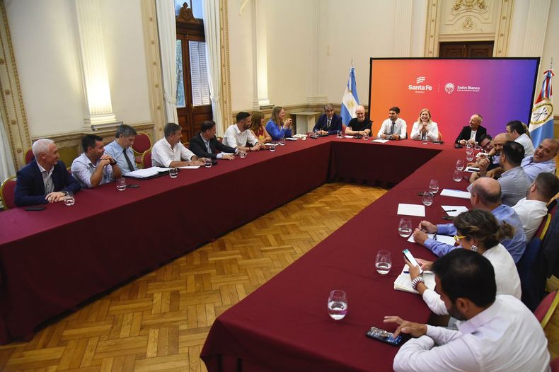 La reunión del gabinete de Maximiliano Pullaro en la que participó Horacio Rodríguez Larreta. Seita, en la cabecera, al lado de Gisela Scaglia.