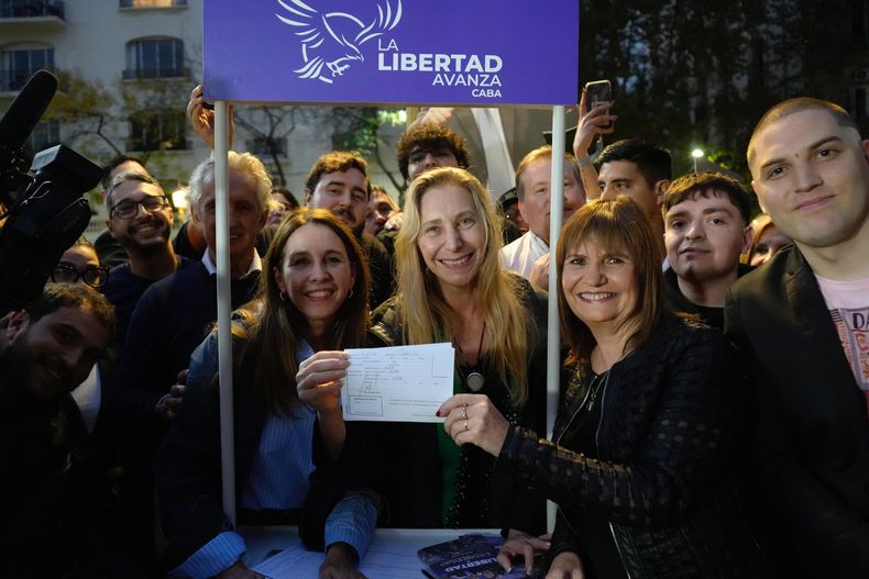 Sin Manuel Adorni, se afilió Patricia Bullrich.