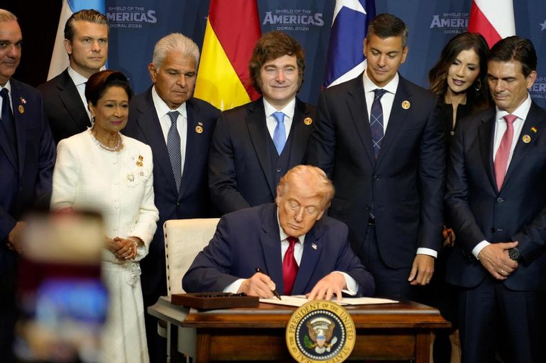 Javier Milei, detrás de Donald Trump.&nbsp;