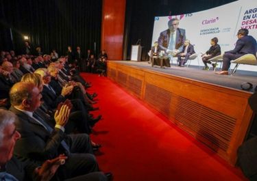 Fernández y Clarín negocian detalles de un evento sobre campo y finanzas