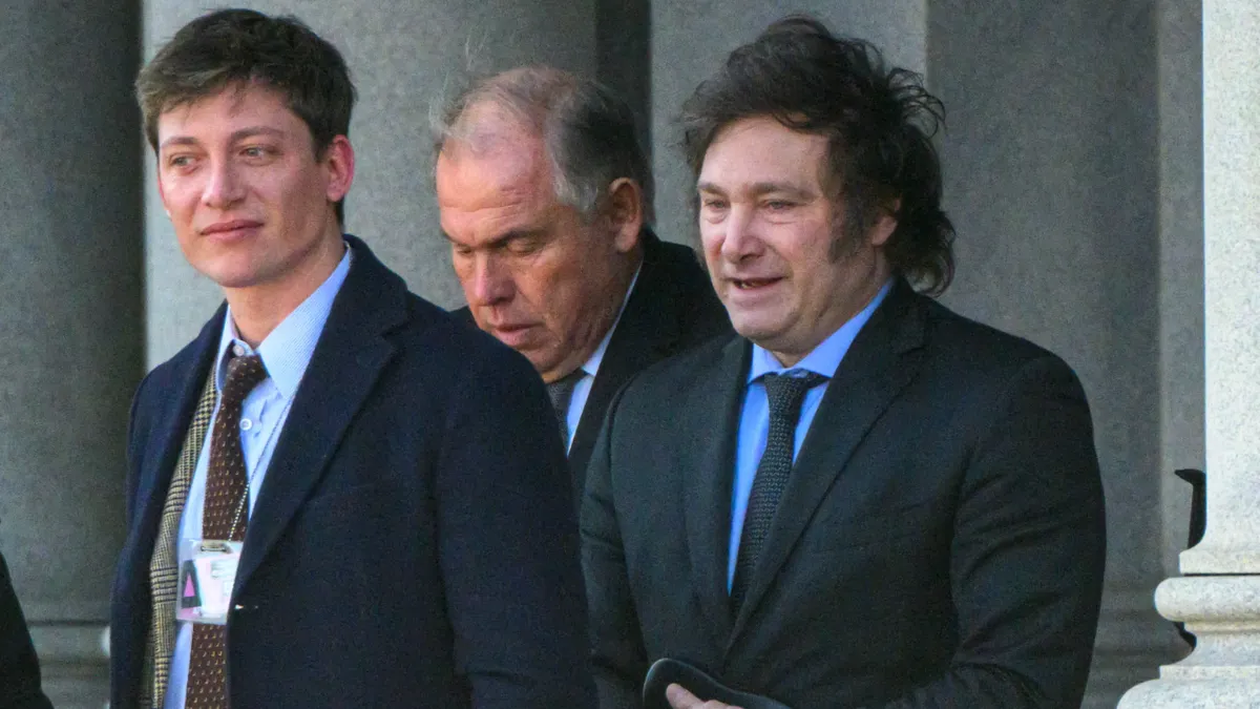 Santiago Caputo, con Javier Milei y Gerardo Werthein en el fondo.