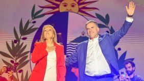 Carolina Cosse y Yamandú Orsi, una izquierda moderada para gobernar Uruguay. Carolina Cosse y Yamandú Orsi, una izquierda moderada para gobernar Uruguay.