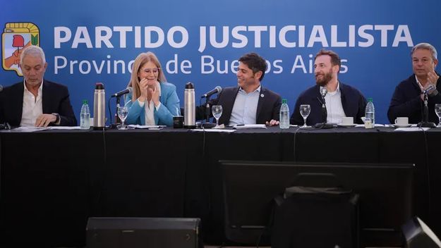 Axel Kicillof prepara el lanzamiento de una campaña masiva de afiliación al PJ bonaerense