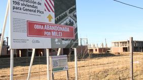 Obra abandonada por Milei, dicen los carteles del ProCreAr en General Pico y otros puntos de La Pampa.