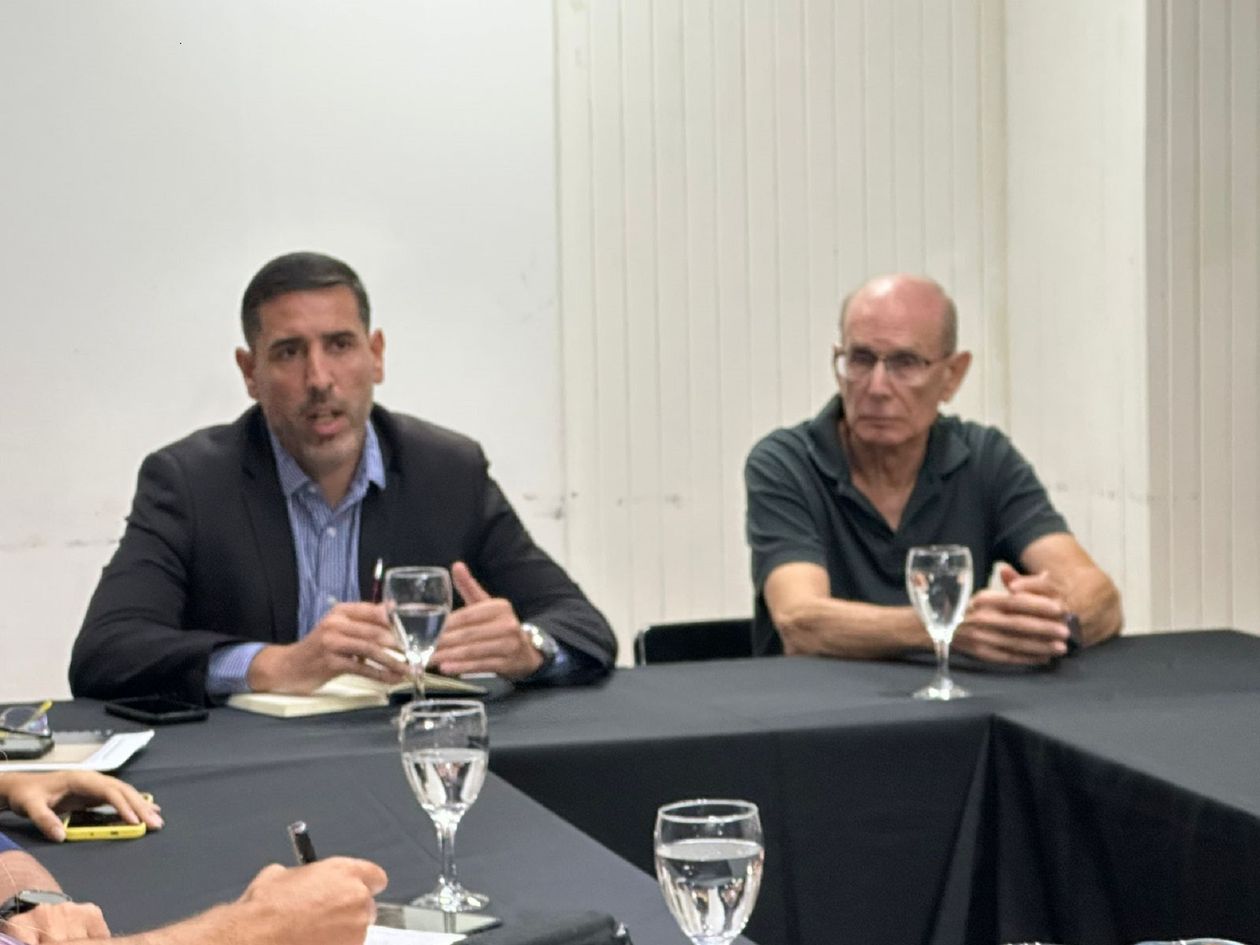 El presidente del CGE, Carlos Cuenca (izquierda) presentando al nuevo secretario de Articulación Educativa de Entre Ríos, Jorge Kerz.