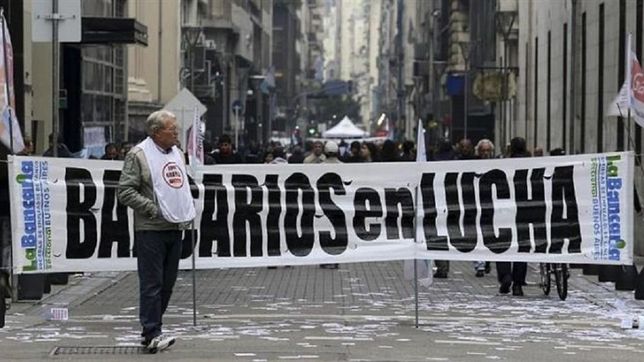 bancarios continuan de paro y culpan a triaca por trabar la paritaria