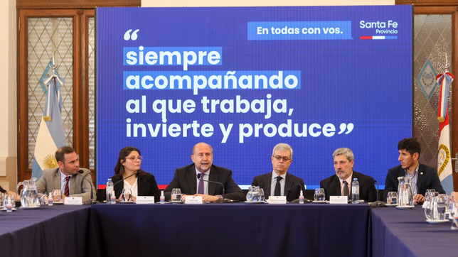 El gobernador Perotti y el ministro de Economía Walter Agosto en ocasión de presentar el proyecto de ley. 