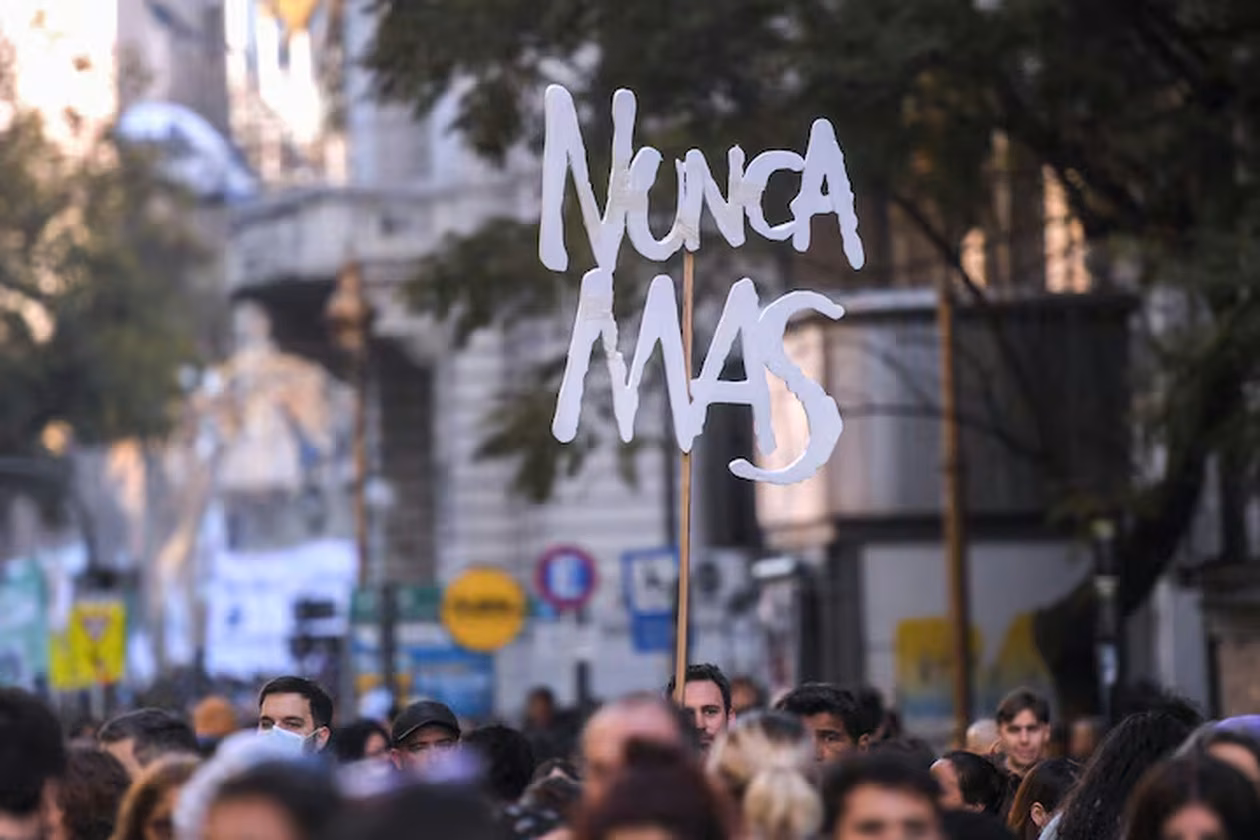 Encuesta: a medio siglo del golpe, cuatro de cada diez personas ven crecer los discursos negacionistas
