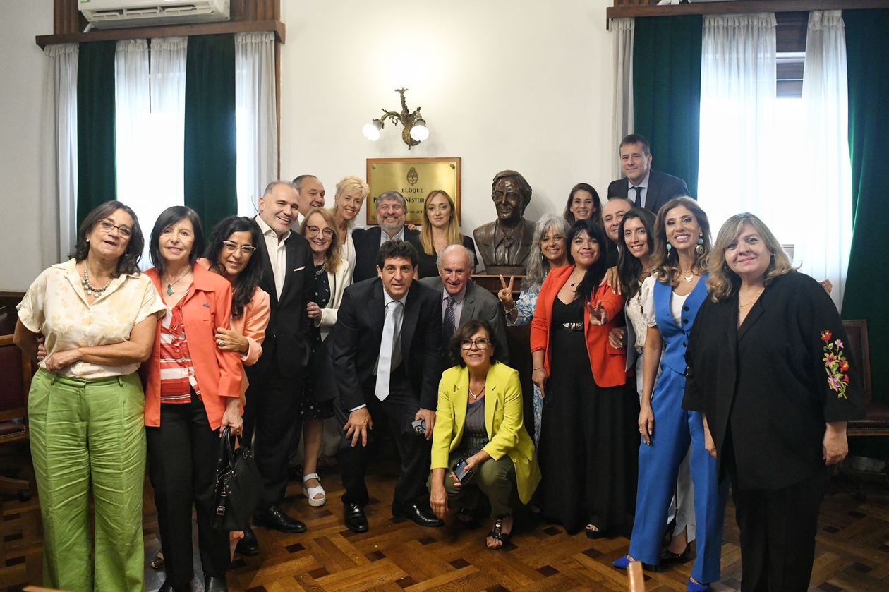 El bloque de senadores de Unión por la Patria junto al busto de Néstor Kirchner, luego que se los entregara Victoria Villarruel.&nbsp;