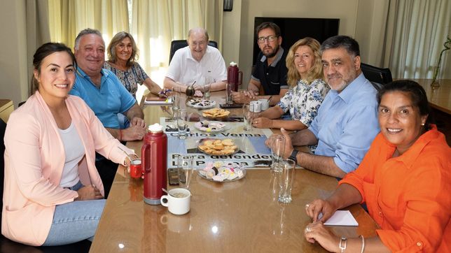 Carlos Verna, en la cabecera de la mesa junto a su escudería legislativa de La Pampa: Noelia Sosa, Daniel Lovera, Alicia Mayoral, Hernán Pérez Araujo, Silvia Larreta, Juan Barrionuevo y Carolina Giussi.