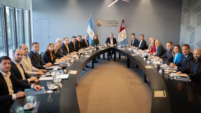 Martín Llaryora encabezó la reunión de gabinete en Córdoba junto a su vicegobernadora, Myrian Prunotto.