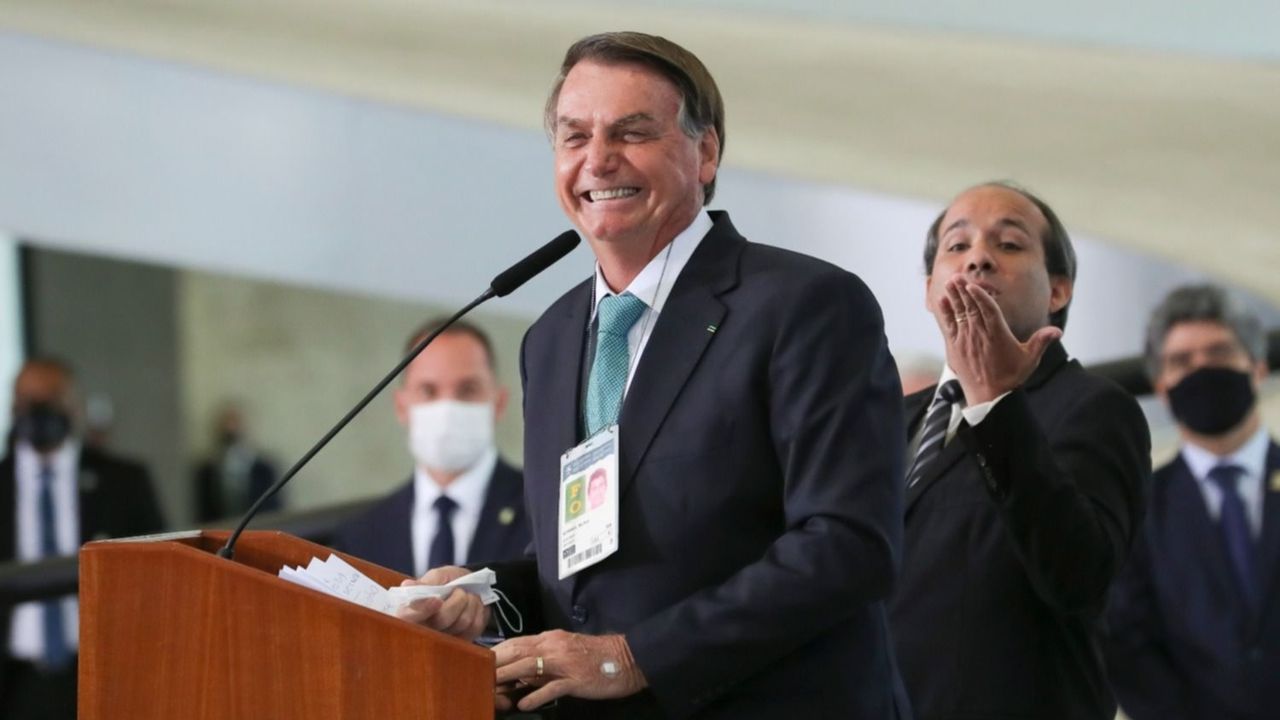 Bolsonaro y el viejo truco de ocultar la muerte con el fútbol