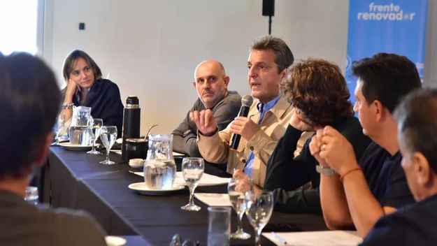 Sergio Massa, con Alexis Guerrera y Malena Galmarini, dos protagonistas del massismo en la Legislatura 2026 Sergio Massa, con Alexis Guerrera y Malena Galmarini, dos protagonistas del massismo en la Legislatura 2026